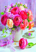 Букетик пионовидных роз и чашка чая